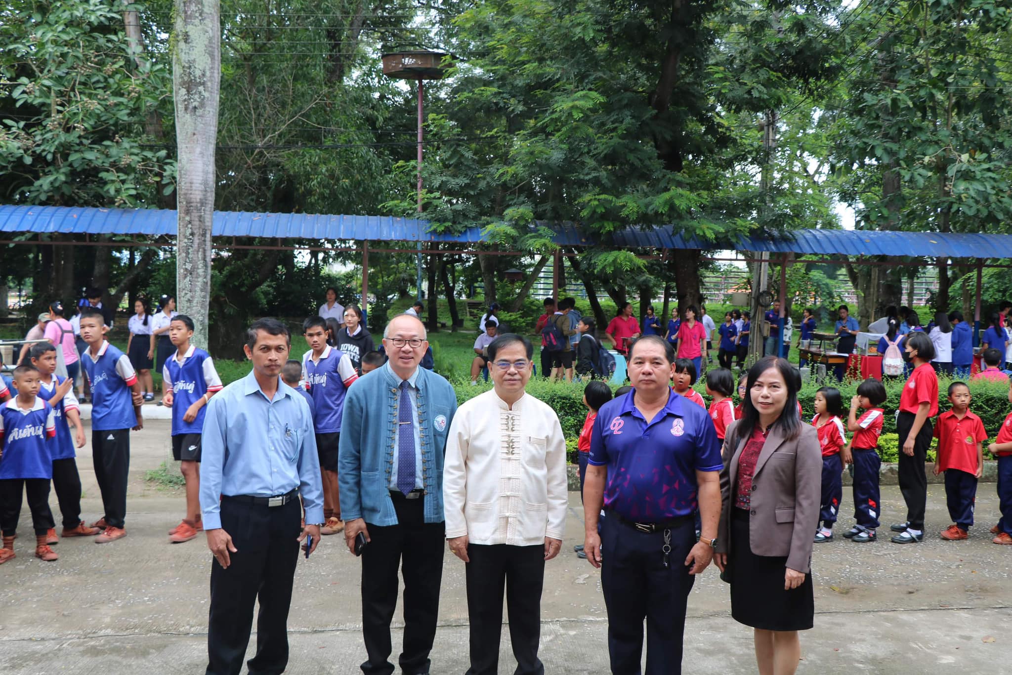 ดร.สุชน วิเชียรสรรค์ ผู้อำนวยการสำนักงานเขตพื้นที่การศึกษามัธยมศึกษาเชียงใหม่ พร้อมด้วยนางจิตนิภา มากเพ็ง ผู้อำนวยการกลุ่มพัฒนาครูและบุคลากรทางการศึกษา ในการตรวจเยี่ยมโรงเรียนฝางชนูปถัมภ์